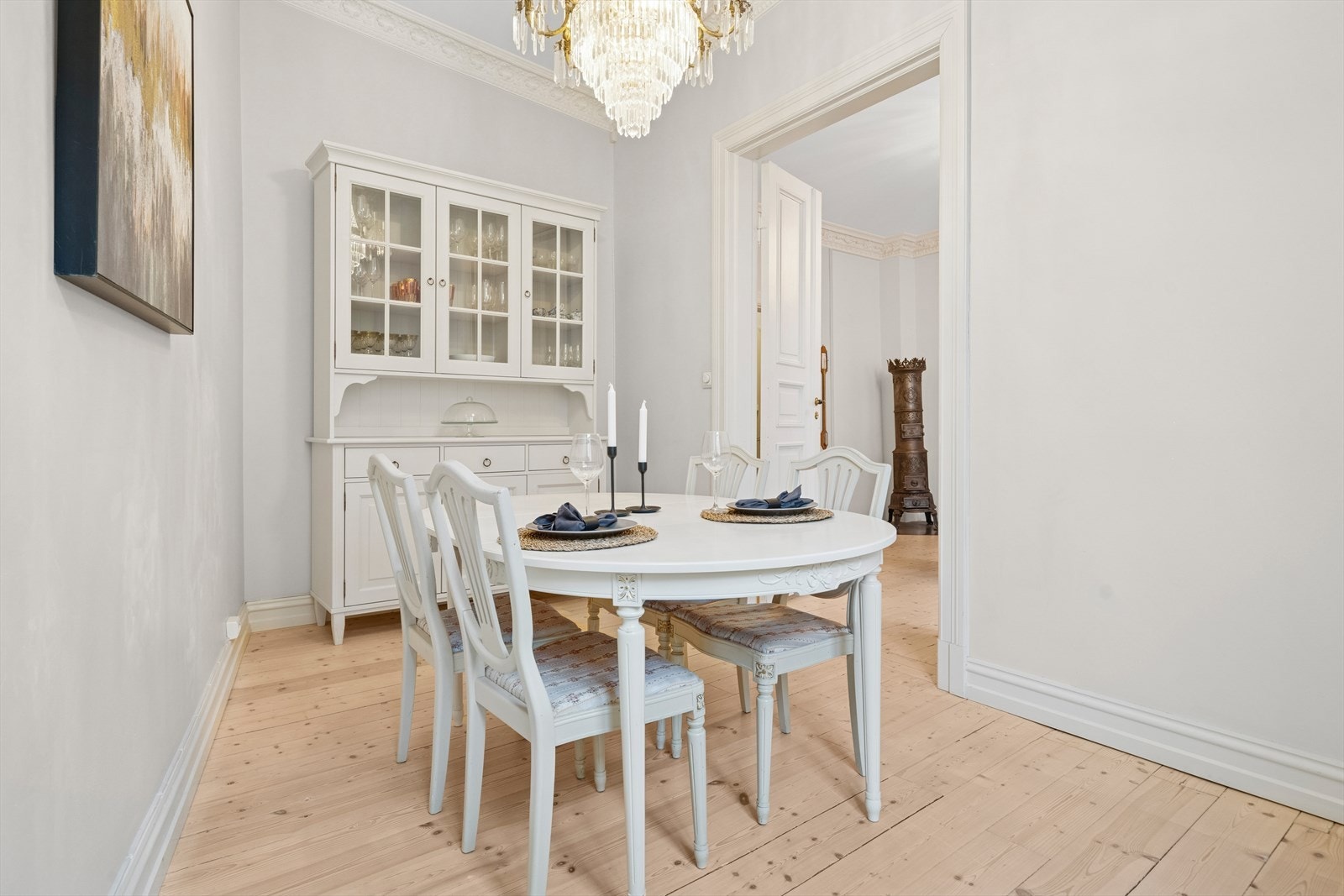 Lys og innbydende spisestue som egner seg perfekt til hyggelige middager med gjester. Galleribilde