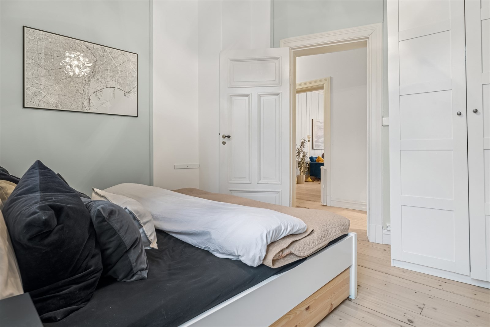 Rikelig med lagringsplass i et tilhørende stort garderobeskap. Galleribilde