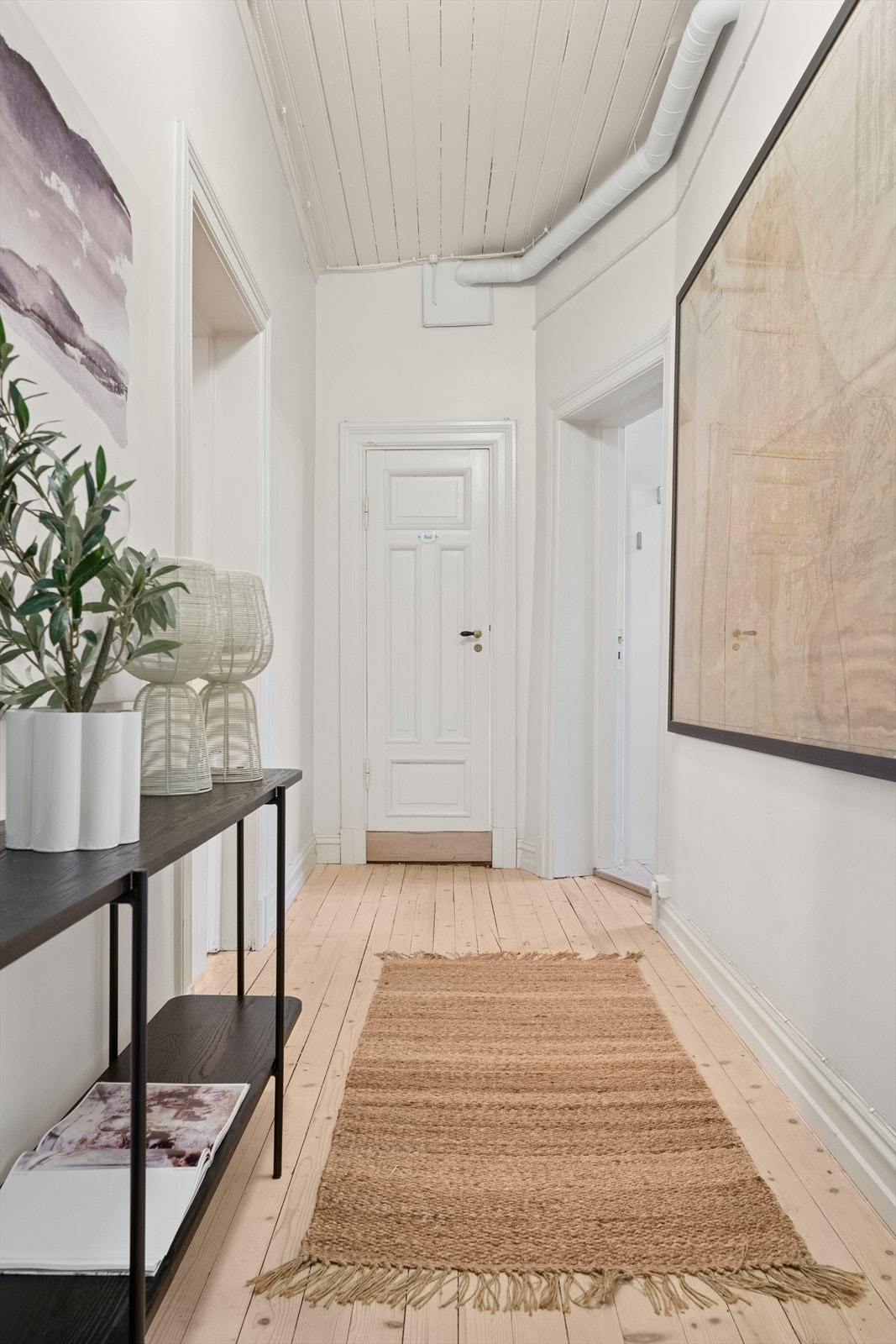 Entréen fungerer utmerket som et knutepunkt mellom de ulike rommene i leiligheten. Galleribilde