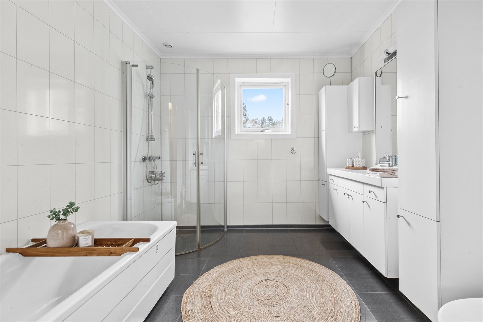 Hovedbadet er utstyrt med badekar, toalett dusj og heldekkende vask. Galleribilde