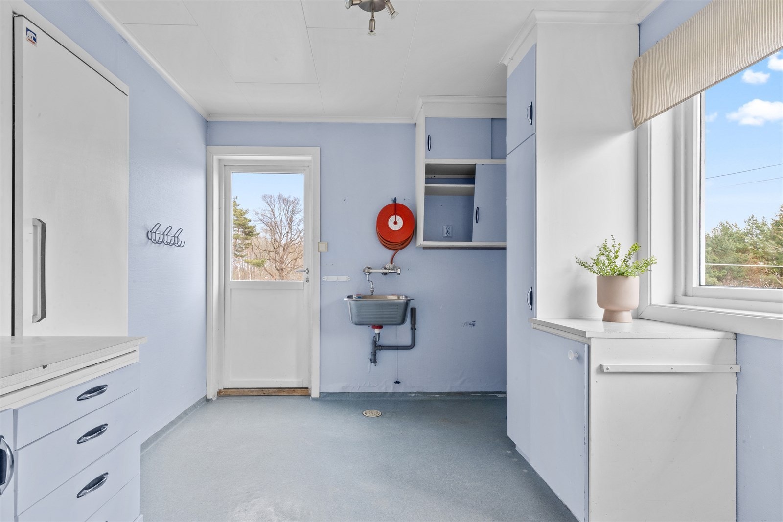 Vaskerom med adkomst ut til terrassen på baksiden av huset. Her det også en matbod, som frigjør mye plass på kjøkken. Galleribilde