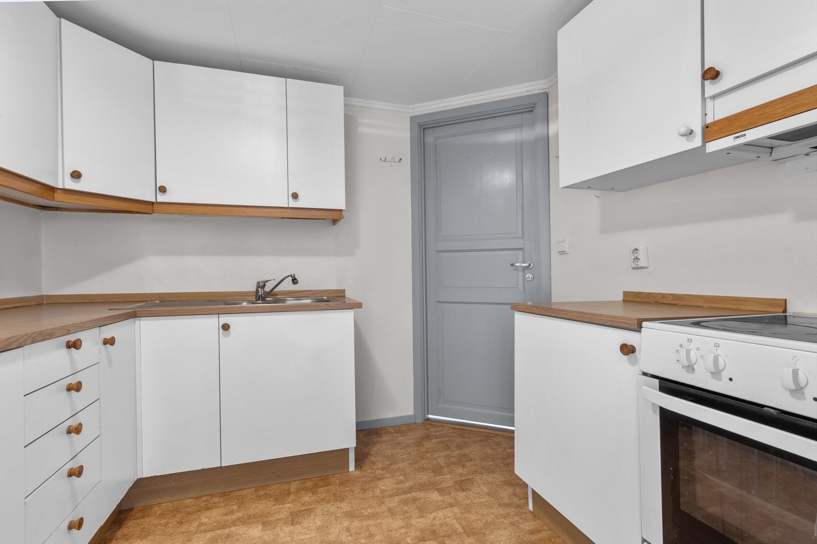 Kjøkkenet malte profilerte fronter og laminat benkeplate. God skapplass. Galleribilde