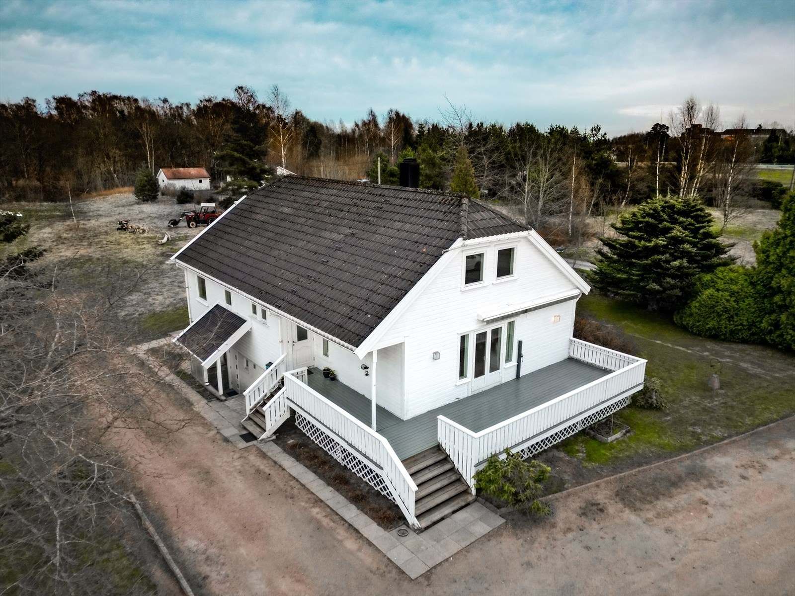 Det er kort avstand til både skole, barnehage og dagligvarebutikker fra eiendommen. Galleribilde