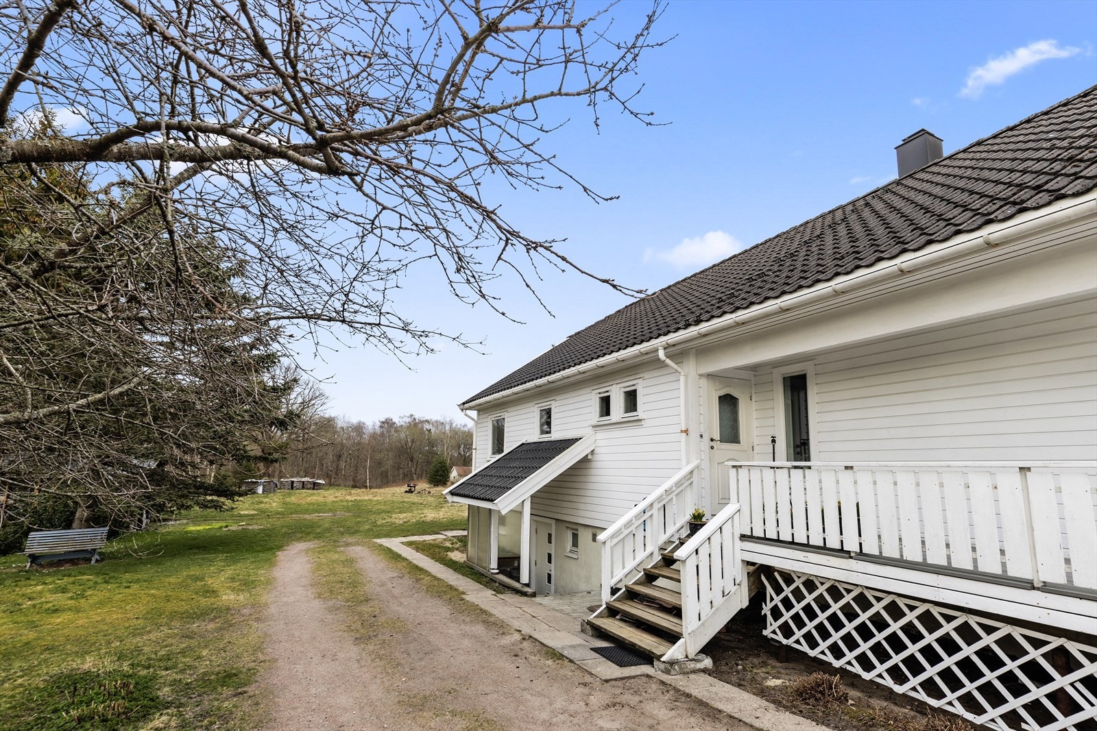 Grusvei helt frem til kjellerinngang og inngang til hovedetasjen. Galleribilde