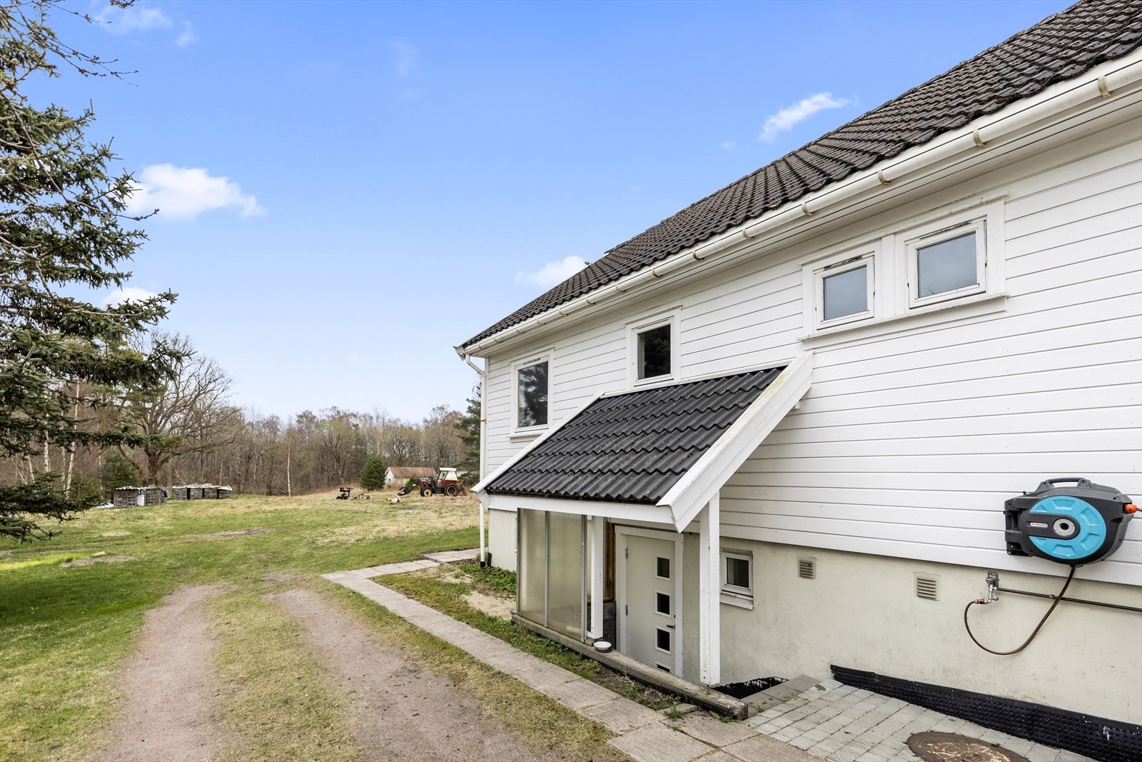 Kjelleren har eget inngangsparti. Galleribilde
