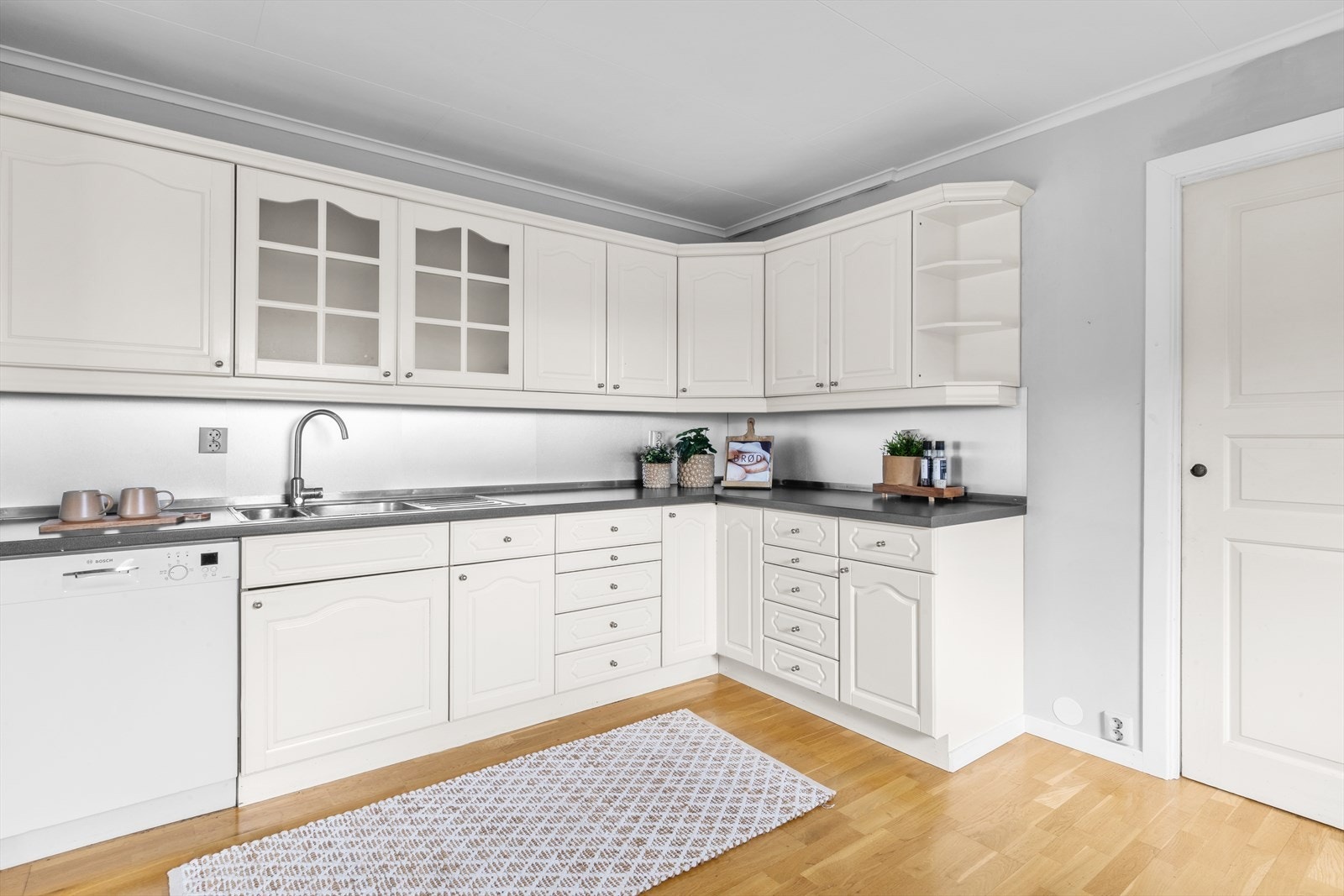 Kjøkken er utstyrt med komfyrovn, mekanisk avtrekk, vask, oppvaskmaskin og kjøleskap. Galleribilde