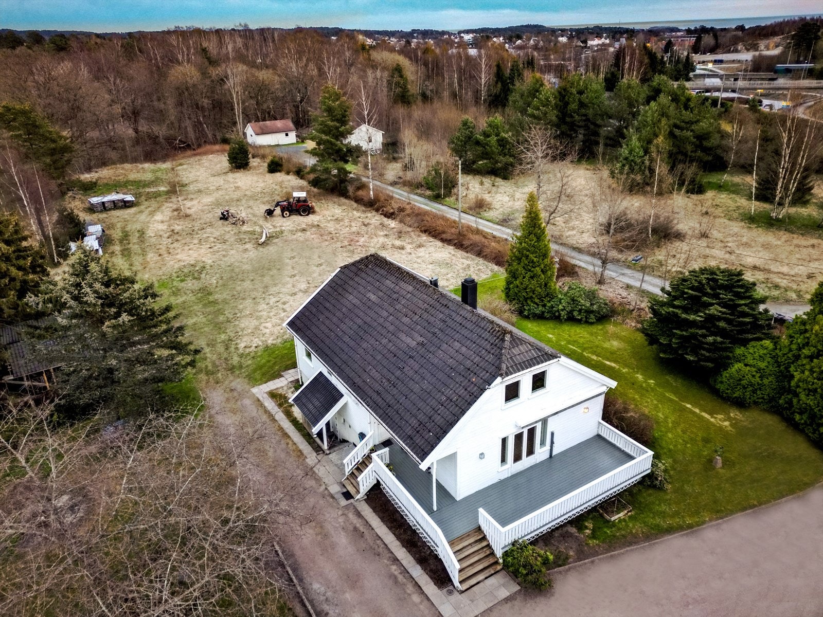 Eiendommen har stor tomt og ligger i landlige omgivelser med kort vei til Bergemoen. Galleribilde