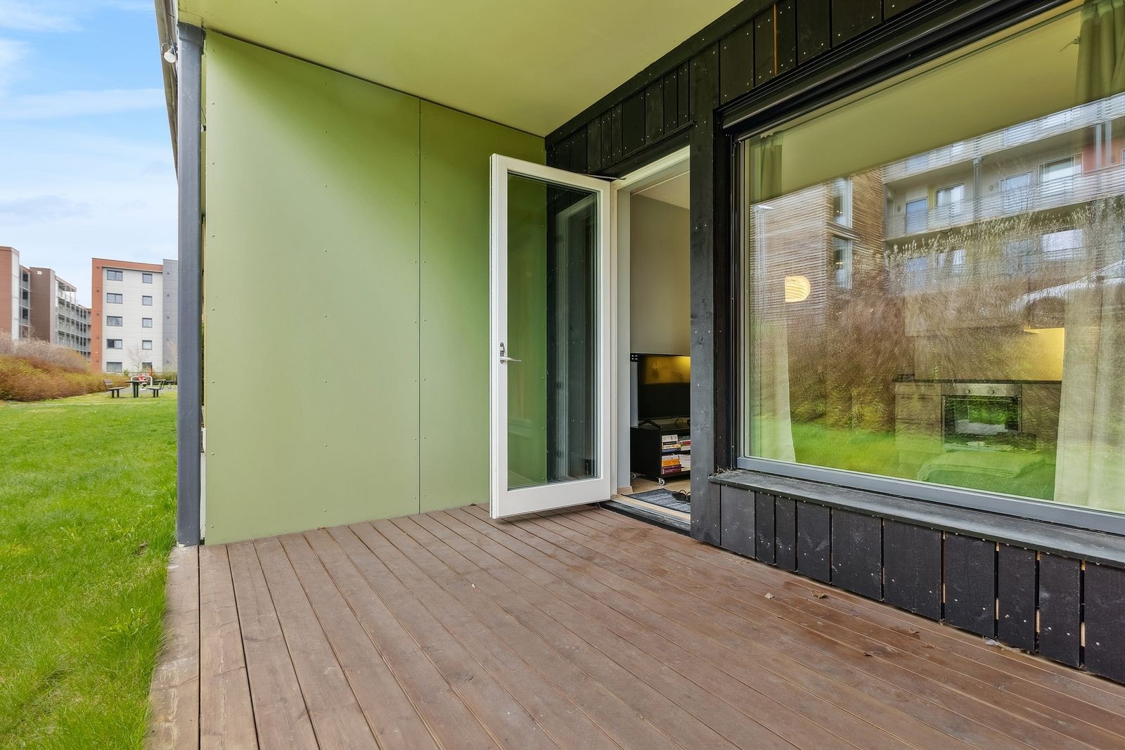 Sørvendt balkong med gode solforhold. Galleribilde