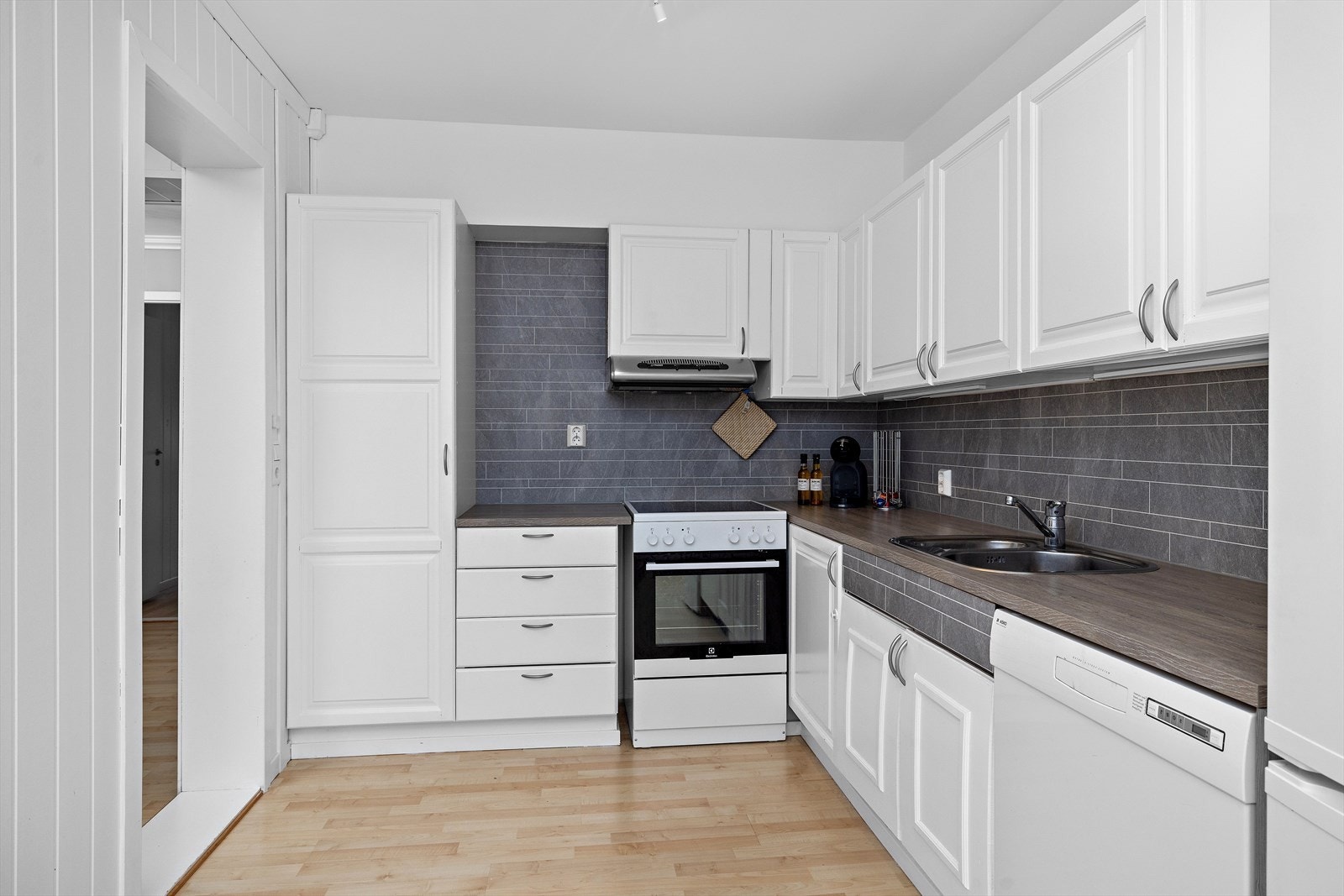 Kjøkkenet inneholder frittstående hvitevarer. Galleribilde