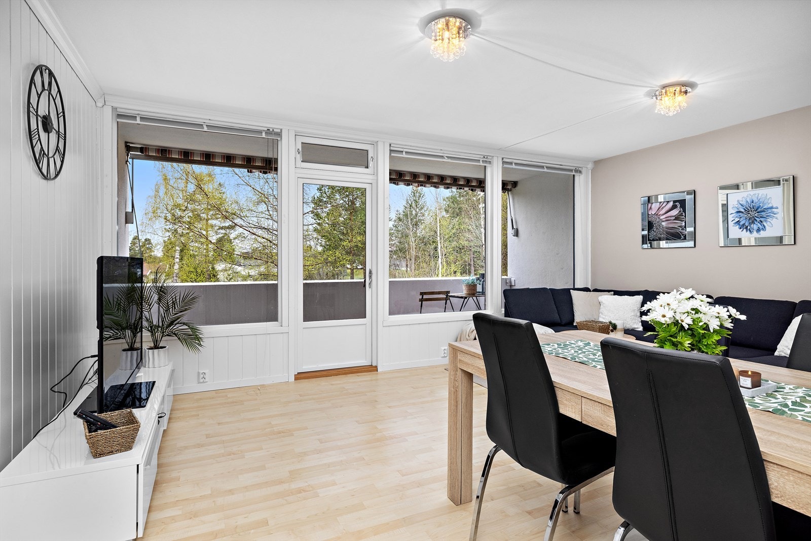 Romslig stue med store vindusflater som slipper inn rikelig med lys. Galleribilde