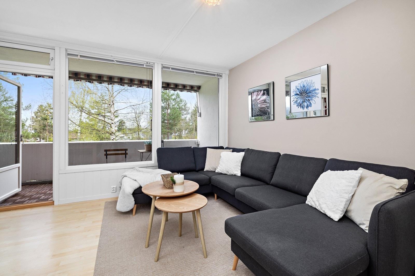 Fra stua er det utgang til solrik veranda. Galleribilde