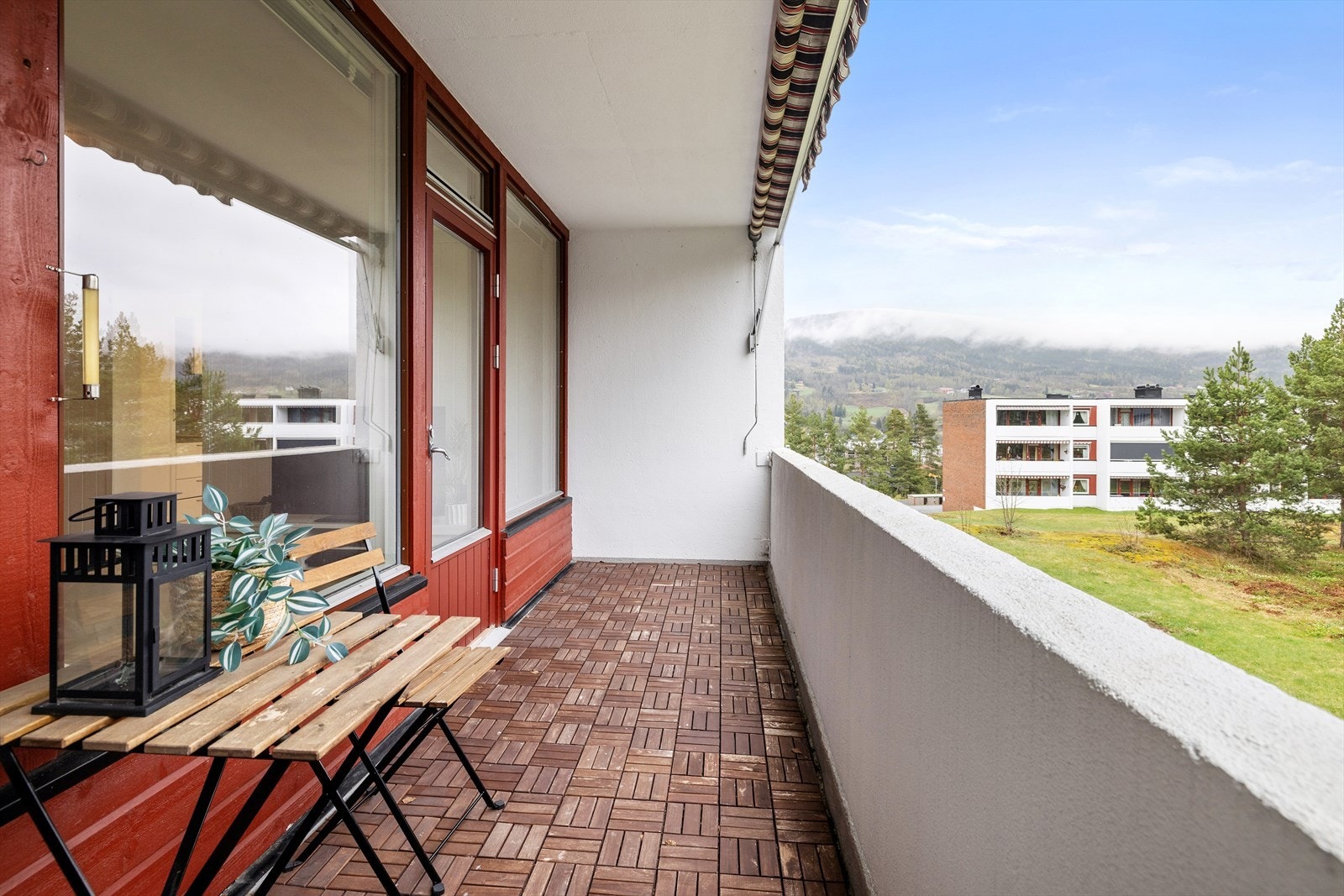 Verandaen er usjenert med flott utsikt. Galleribilde