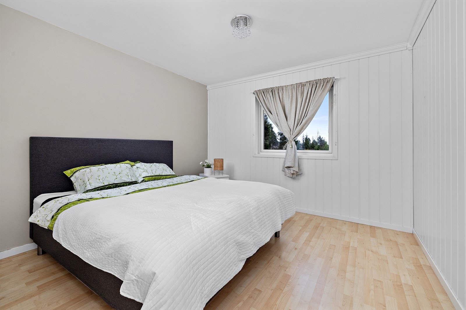 Hovedsoverom med god plass til dobbeltseng. Galleribilde