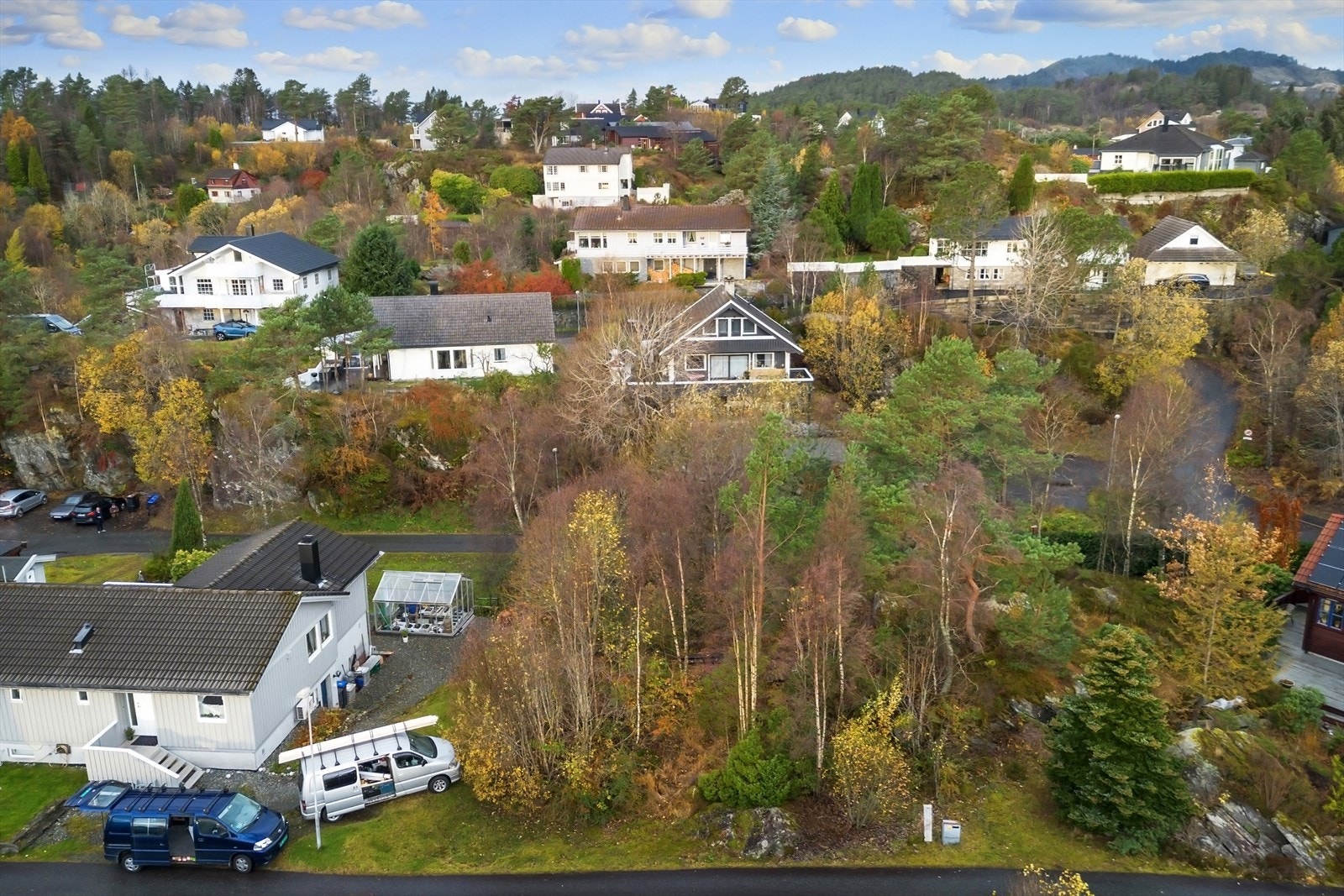 Etablert boligområde med kort gangavstand til barnehage, ballbane og lekeplass. Galleribilde