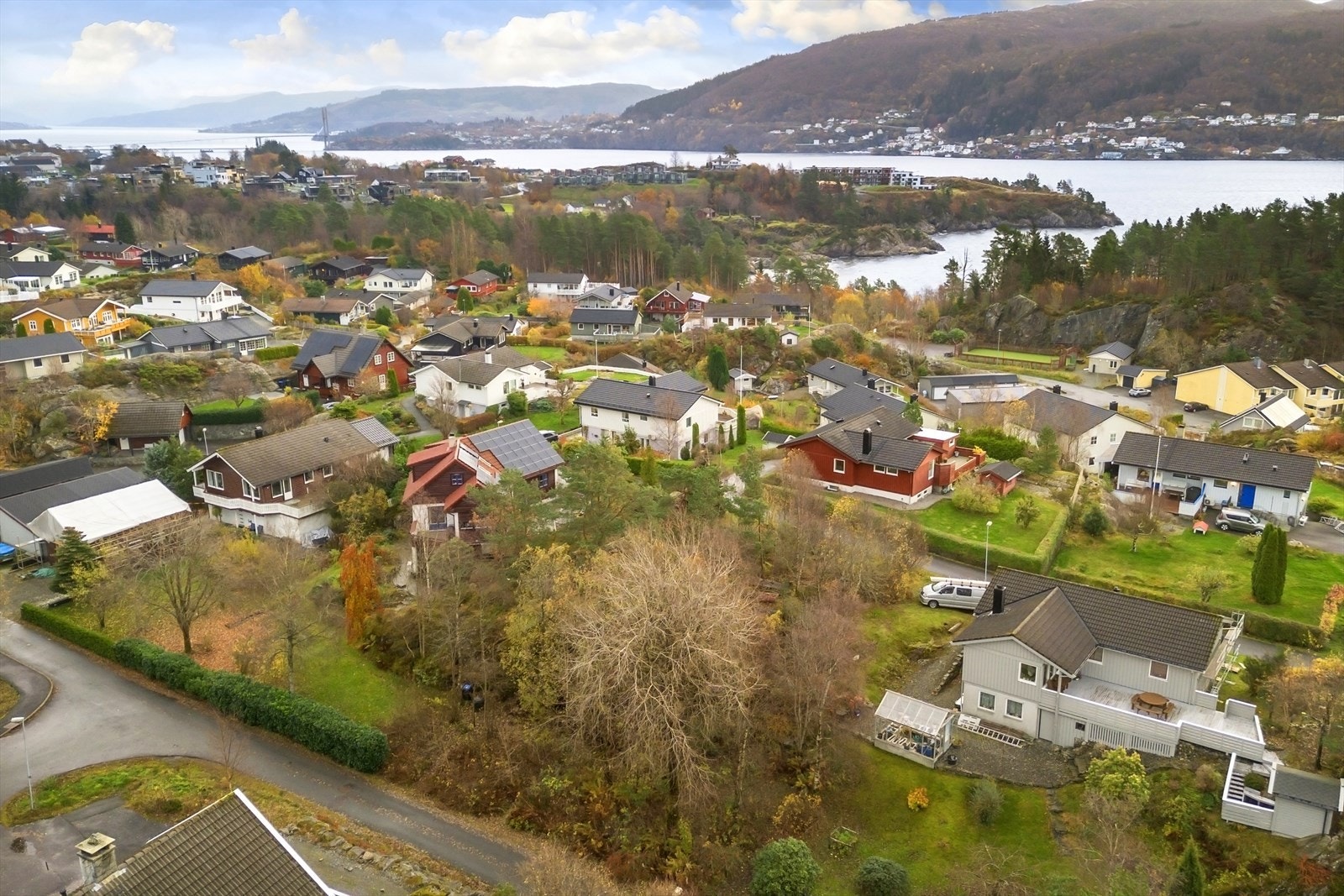 Kort avstand til Frekhaug sentrum med ulike servicetilbud Galleribilde