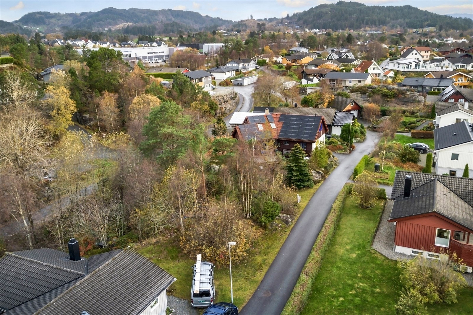 Knarvik senter tar det ca. 10 min med bil og til Bergen sentrum ca. 30 min. Galleribilde
