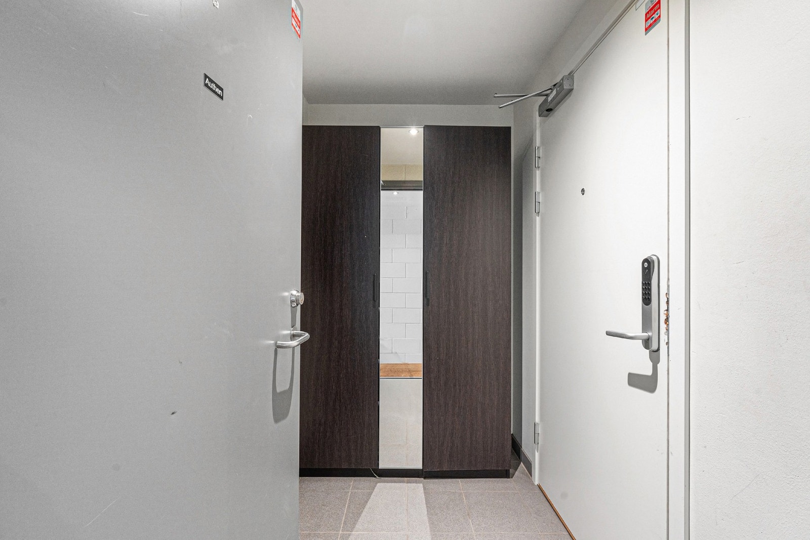 Boligen disponerer en yttergang/entré som er seksjonert som fellesareal, men benyttes kun av denne seksjonen iht. eier. Det er satt inn et eget garderobeskap i dette rommet. Videre er det montert Yale doorman på døren inn til leiligheten. Galleribilde