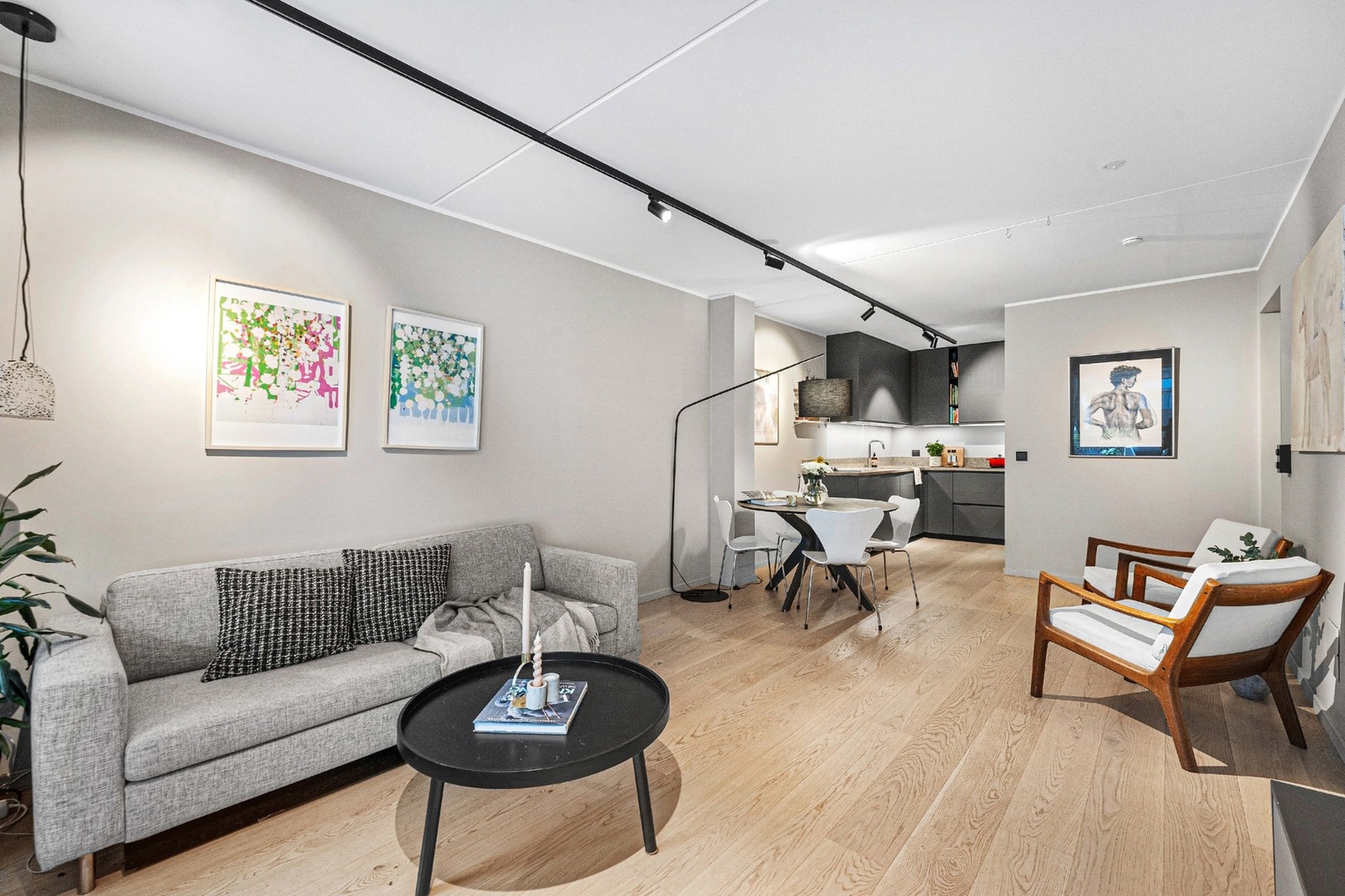 Moderne åpen stue- og kjøkkenløsning med god soneinndeling. Galleribilde