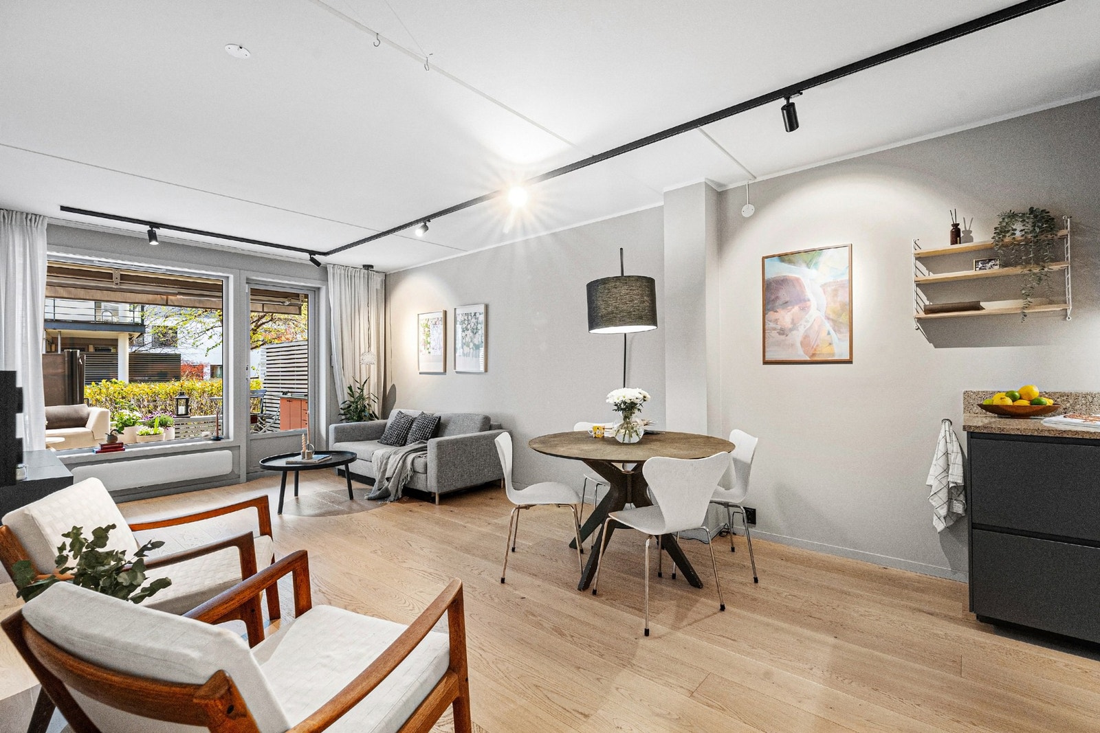 Overflatene er velholdte og malt i tidsriktige farger. Galleribilde