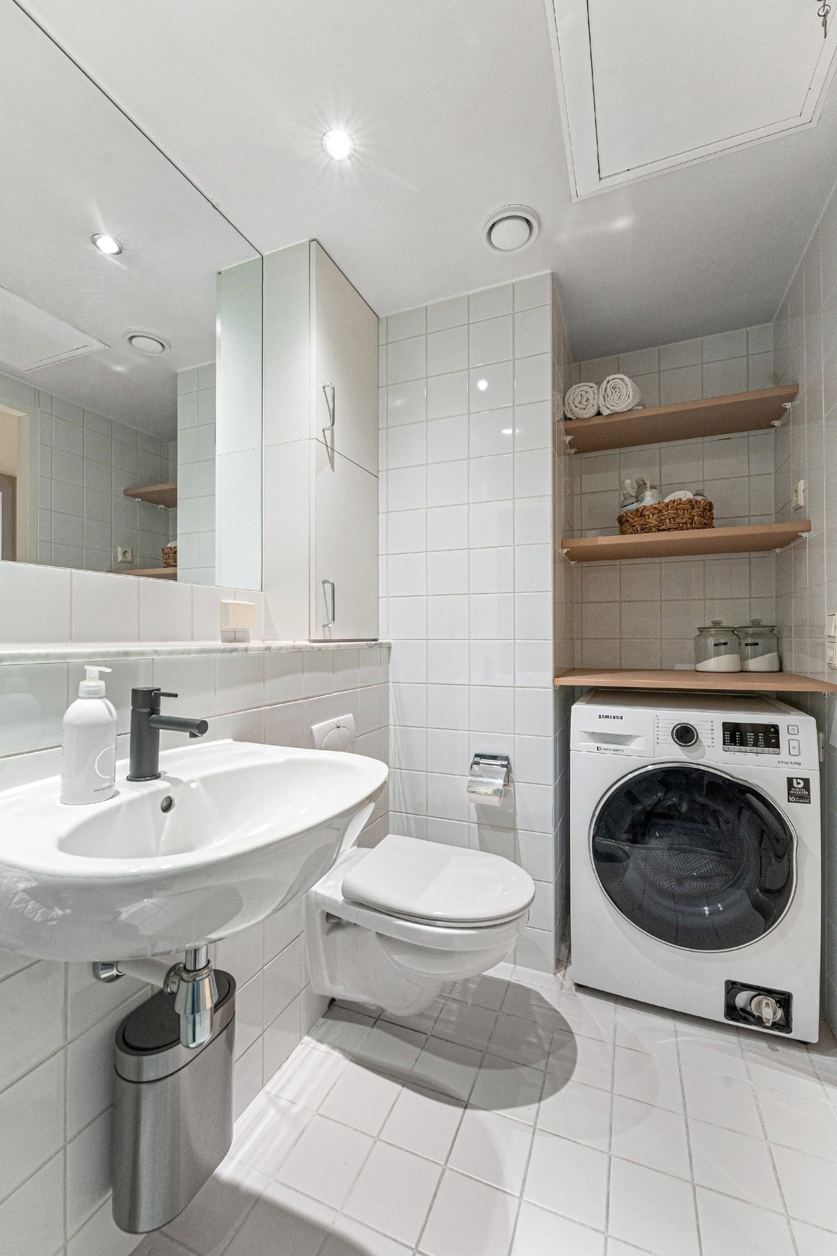 Pent flislagt bad med downlight i himling. Galleribilde