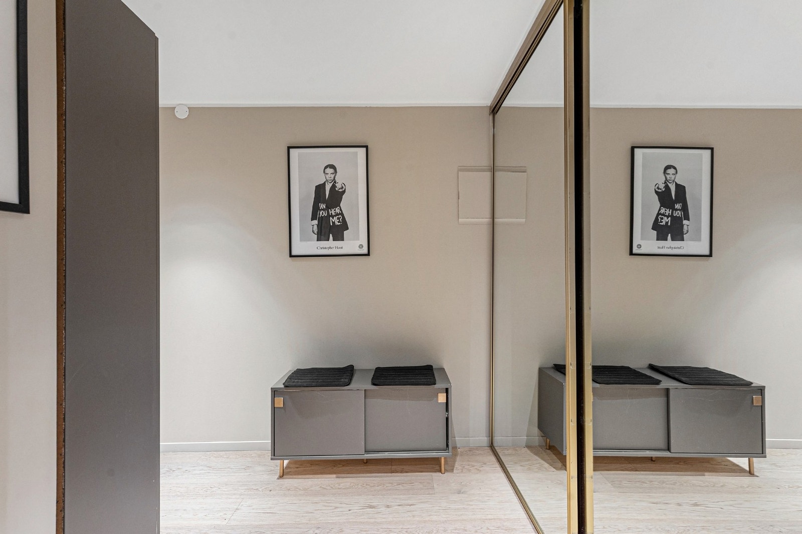 Entré/mellomgang med stort skyvedørsskap med speilfronter. Galleribilde