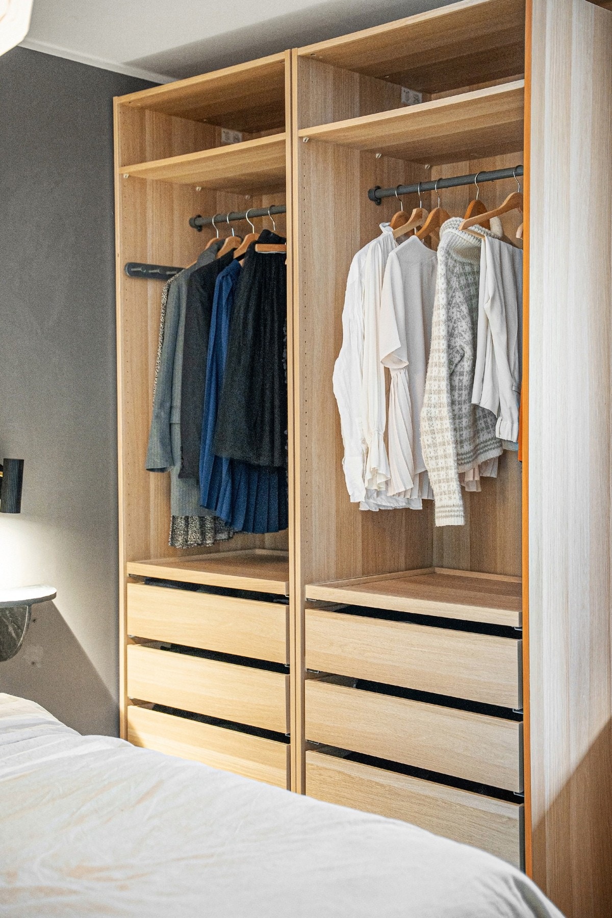 Oppbevaring i åpen garderobe fra Pax. Det er plass til ytterligere oppbevaring eller hjemmekontor om ønskelig. Galleribilde