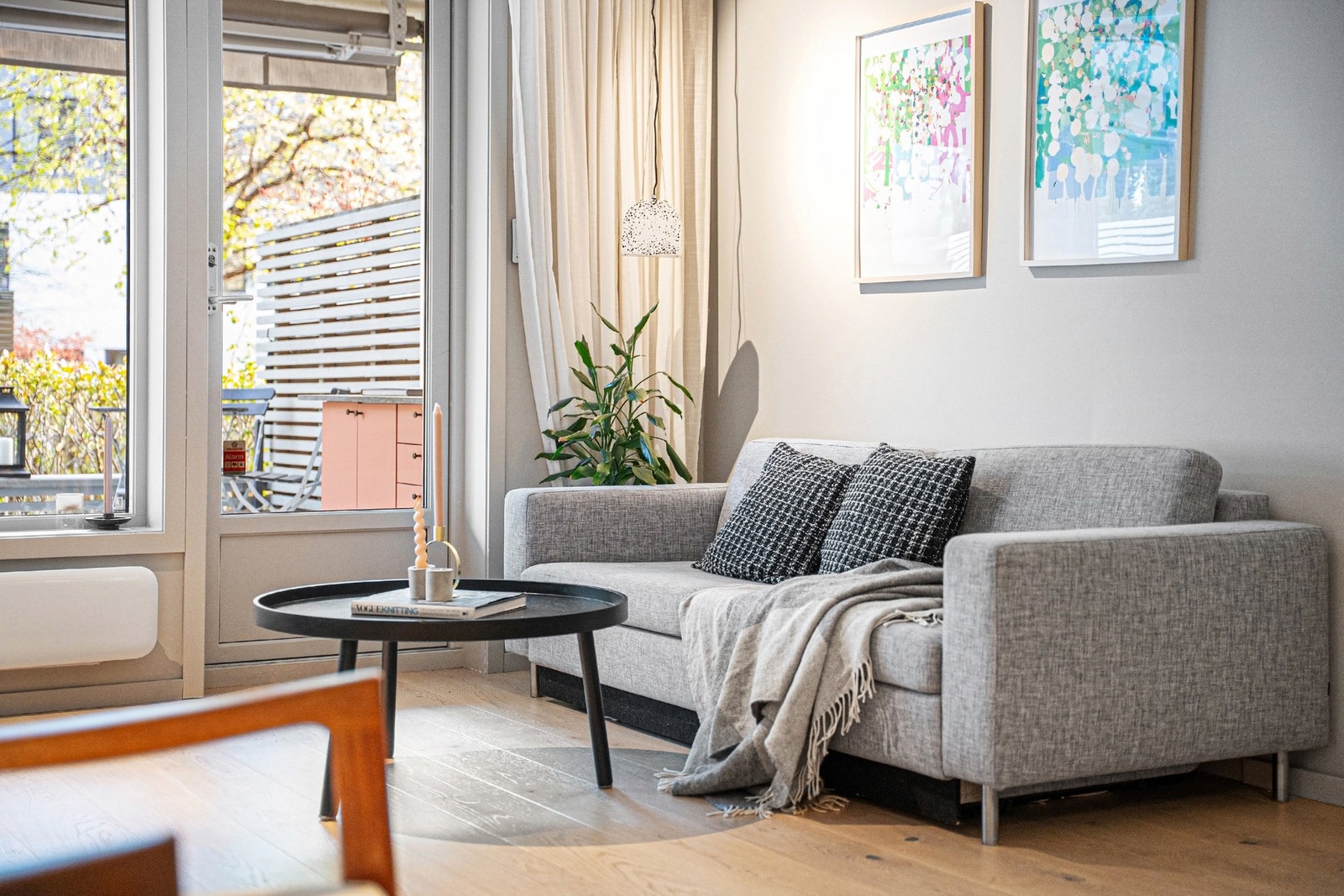 I stuen er det god plass til sofagruppe med tilhørende møblement. Galleribilde