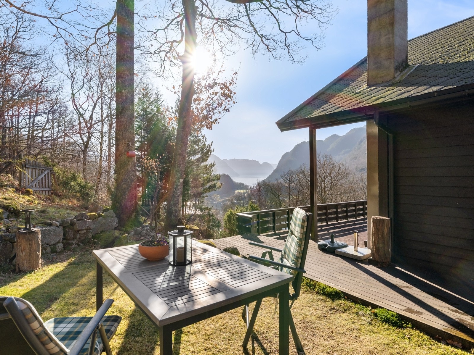 Pent opparbeidet uteområde med nydelig utsikt Galleribilde