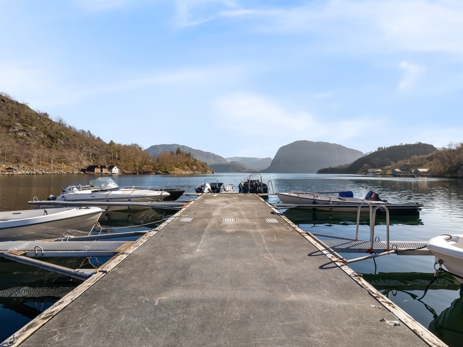 Med hytten følger det båtplass på flytebrygge Galleribilde