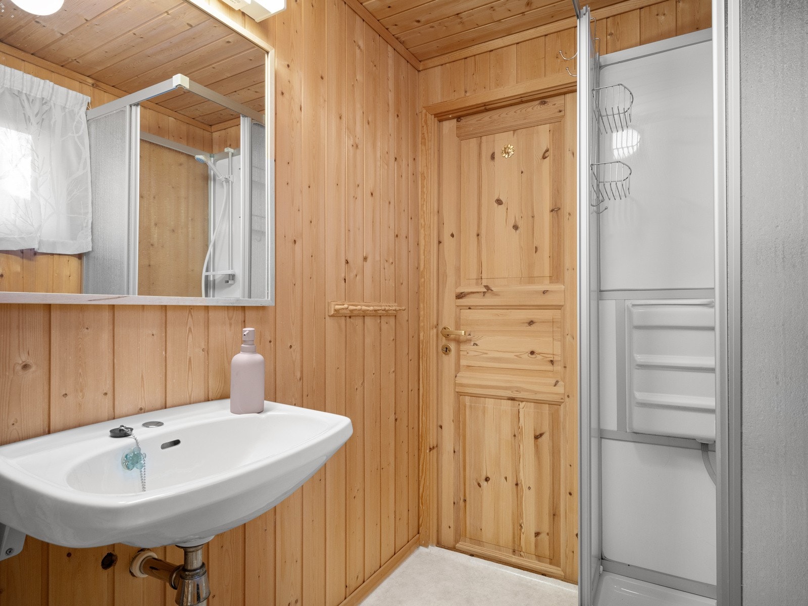 Badet er innredet med vask, speil, dusjkabinett med pumpe og biologisk toalett Galleribilde