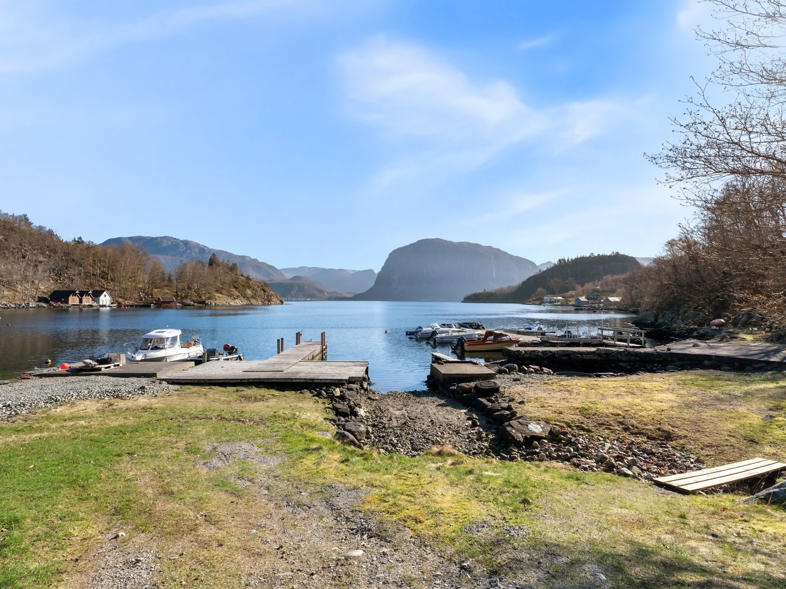 Fra hytten er det kort vei til sjøen Galleribilde