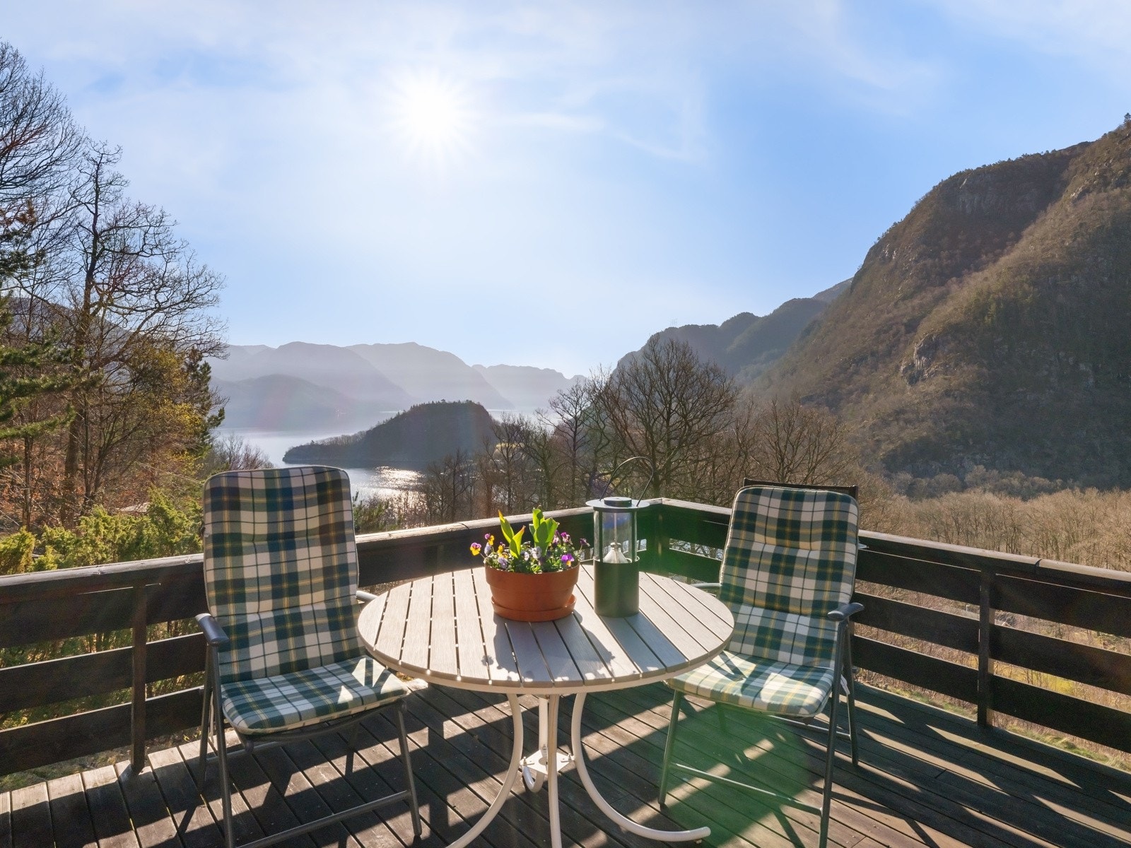 Hytten har terrasse på hele 84 kvm, med rikelig med plass til både utemøbler og grill Galleribilde