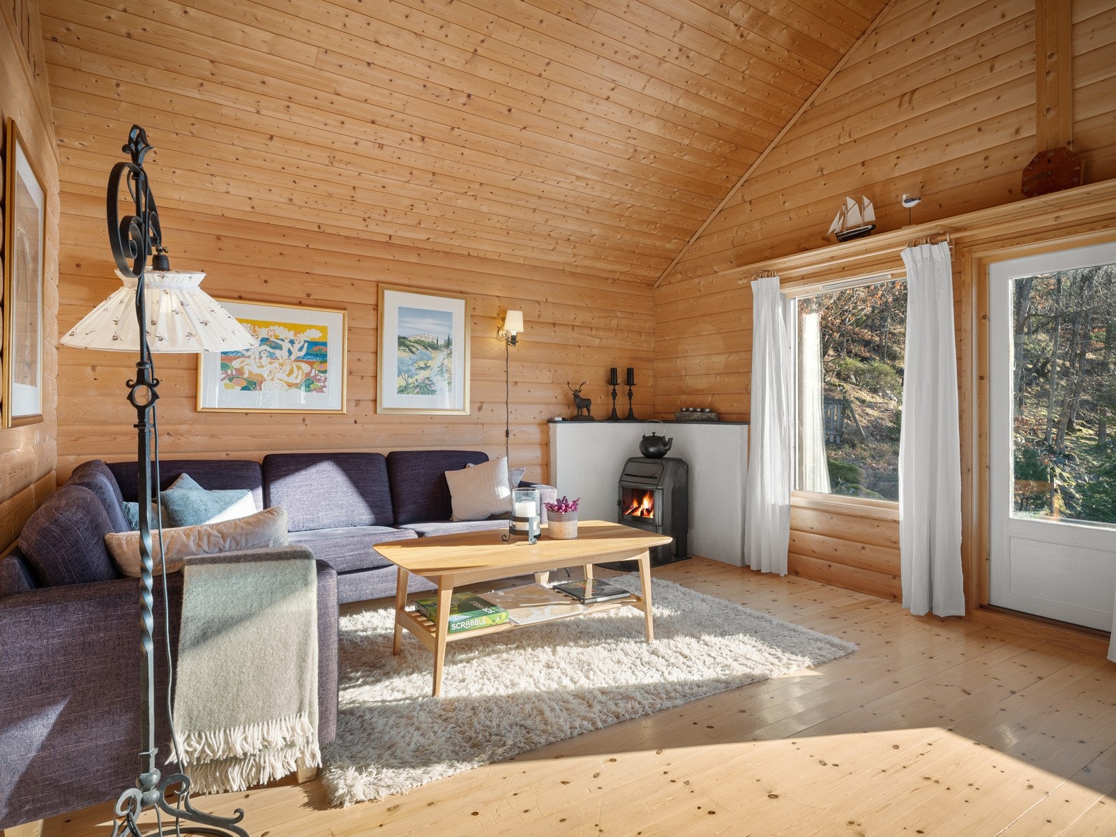 Stuen har gode møbleringsmuligheter med god plass til både sofa og spisebord Galleribilde