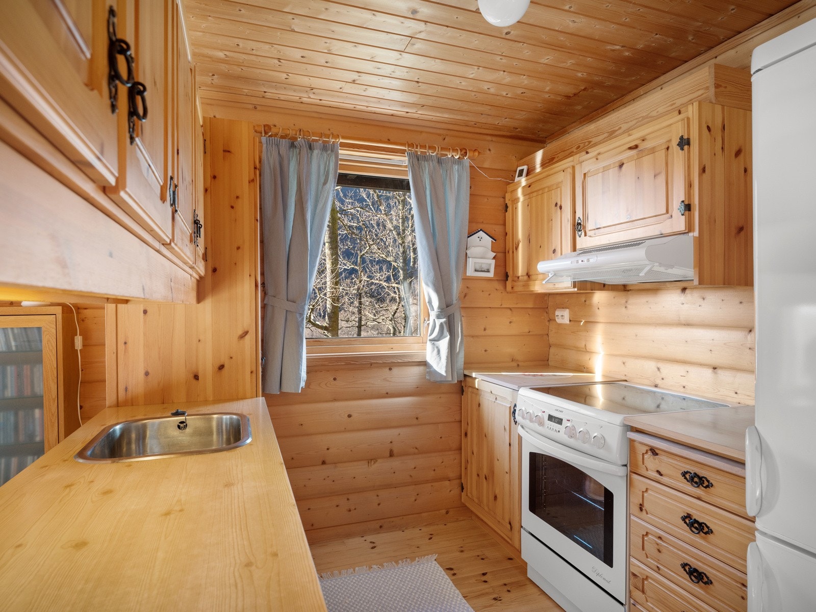 Kjøkken med godt med skap- og benkeplass Galleribilde