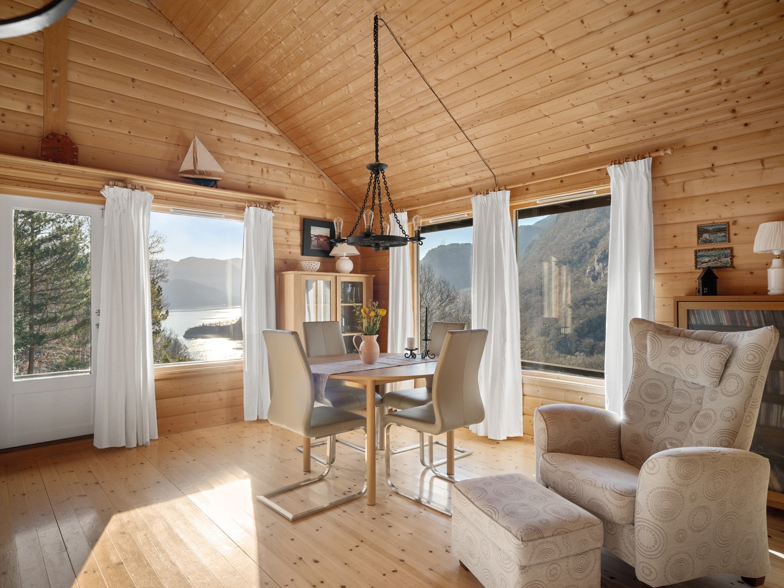 Ektra takhøyde og store vindusflater som slipper inn rikelig med naturlig lys og bidrar til en fin atmosfære Galleribilde