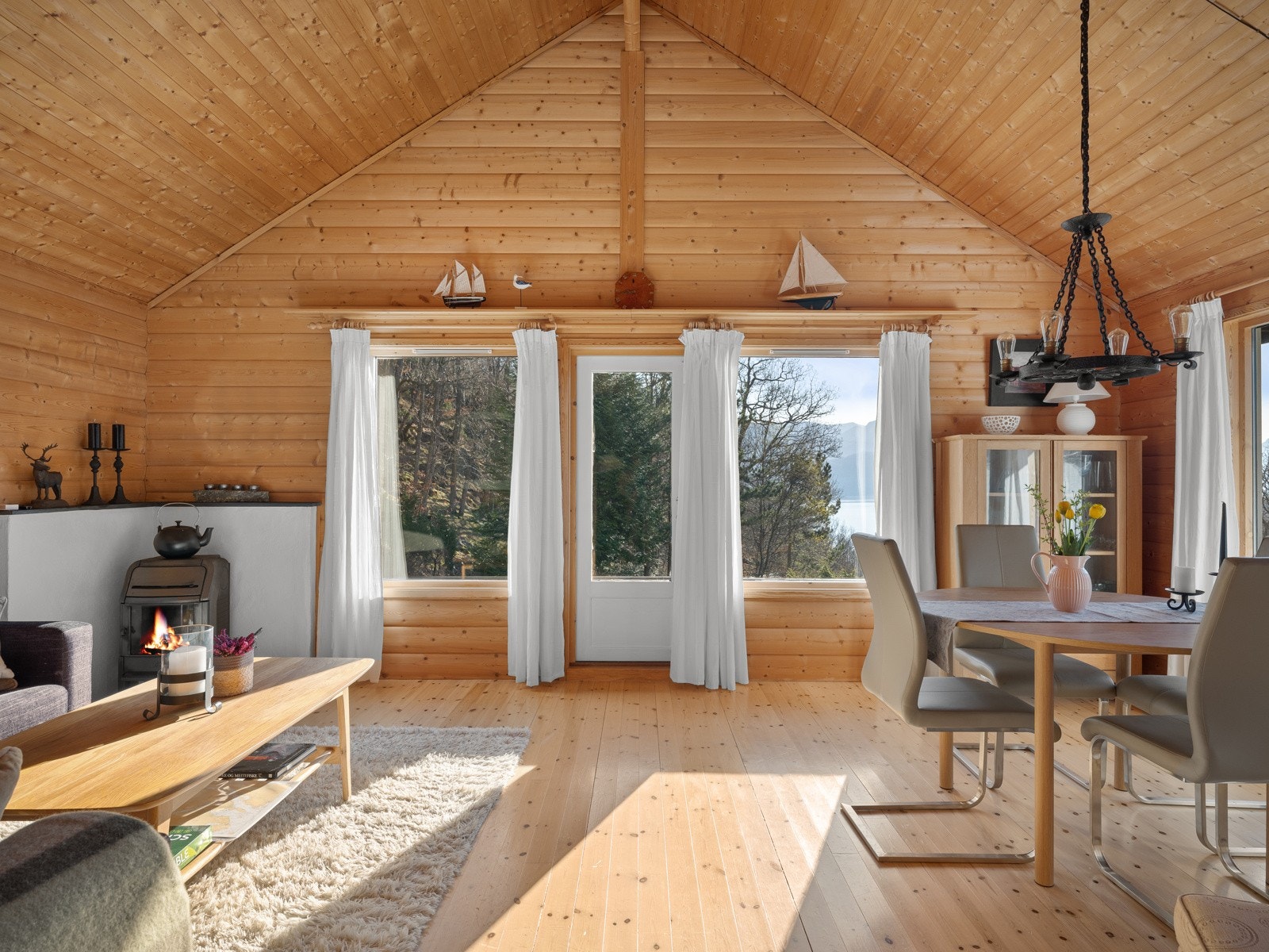 Lys og romslig stue med gode møbleringsmuligheter Galleribilde