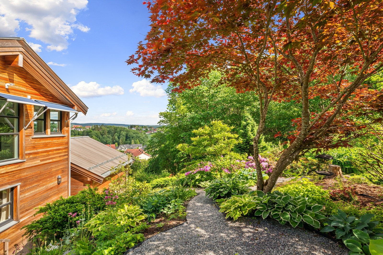 Fasade, vinduer, ytterdører og tak ble oppgradert i 2016. Galleribilde