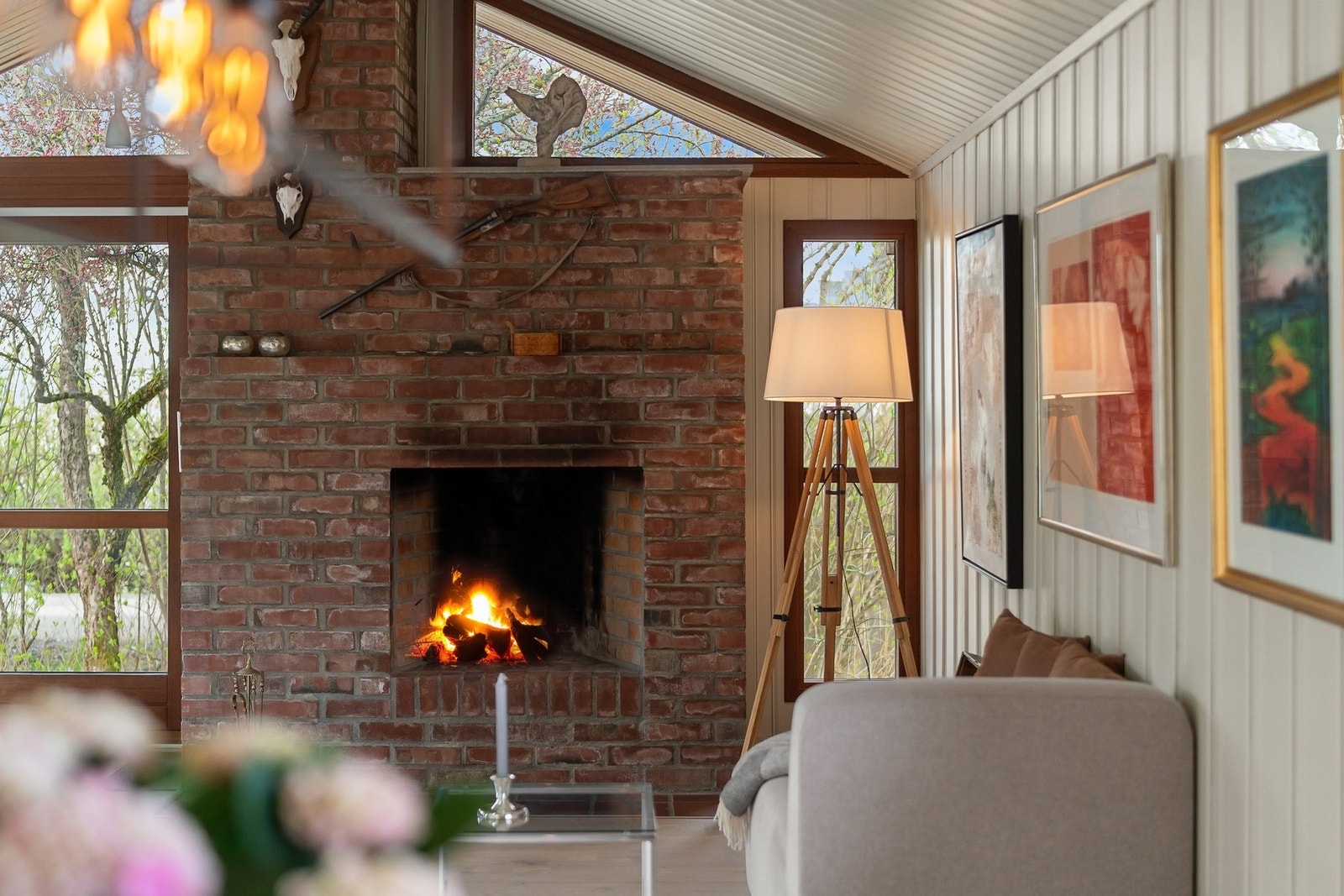 Flott, åpen peis i teglstein. Galleribilde