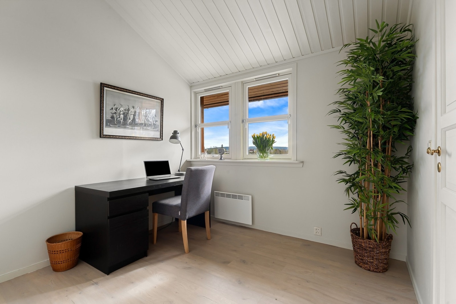 Kontor med flere kombinasjons- og bruksmuligheter som f.eks soverom eller TV-stue. Galleribilde