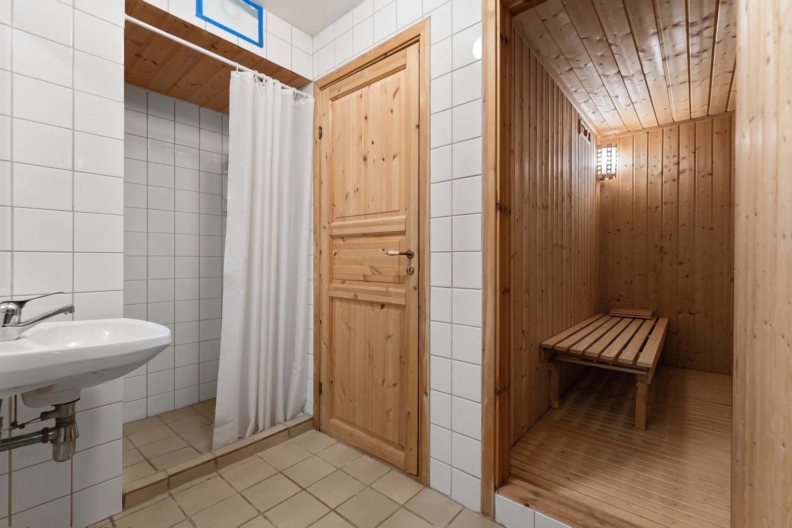 Bad med tilknyttet badstue og perfekt i kombinasjon med trimrom. Galleribilde