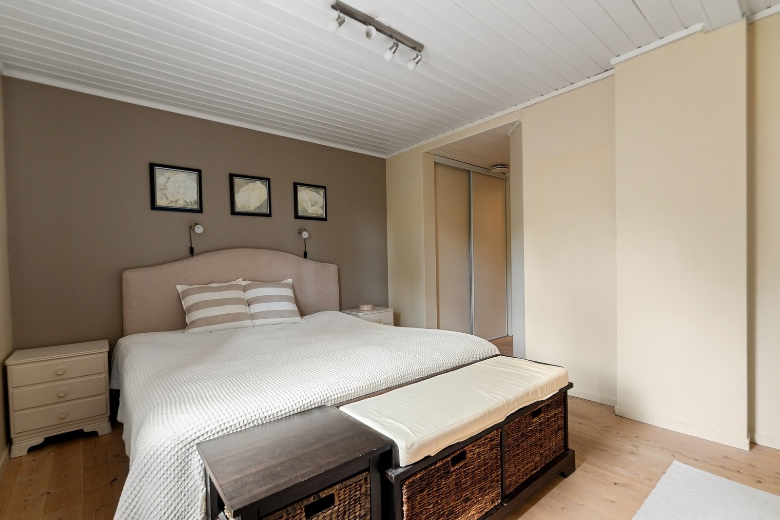 Hovedsoverommet er romslig og har god plass til dobbeltseng med nattbord, sittebenk, et lite bord og en god stol. Galleribilde