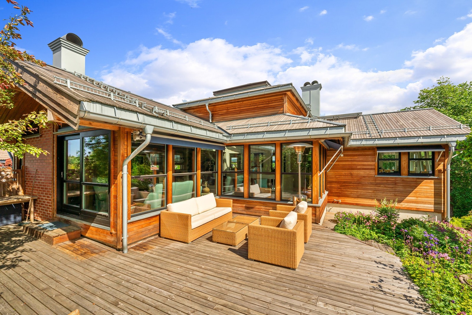 Boligen har en attraktiv beliggenhet på Skedsmo/ Holt vestvollen, innerst i rolig blindvei. Galleribilde