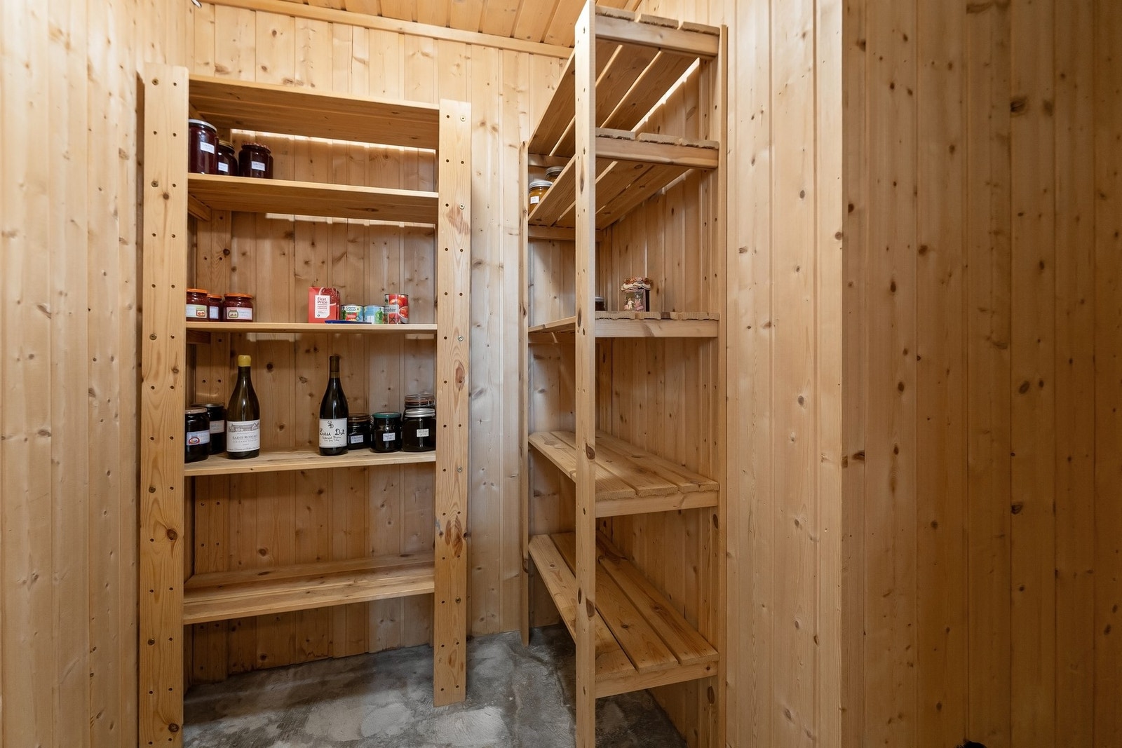 Kjølerom med kjøleaggregat og egen hylleseksjon. Galleribilde