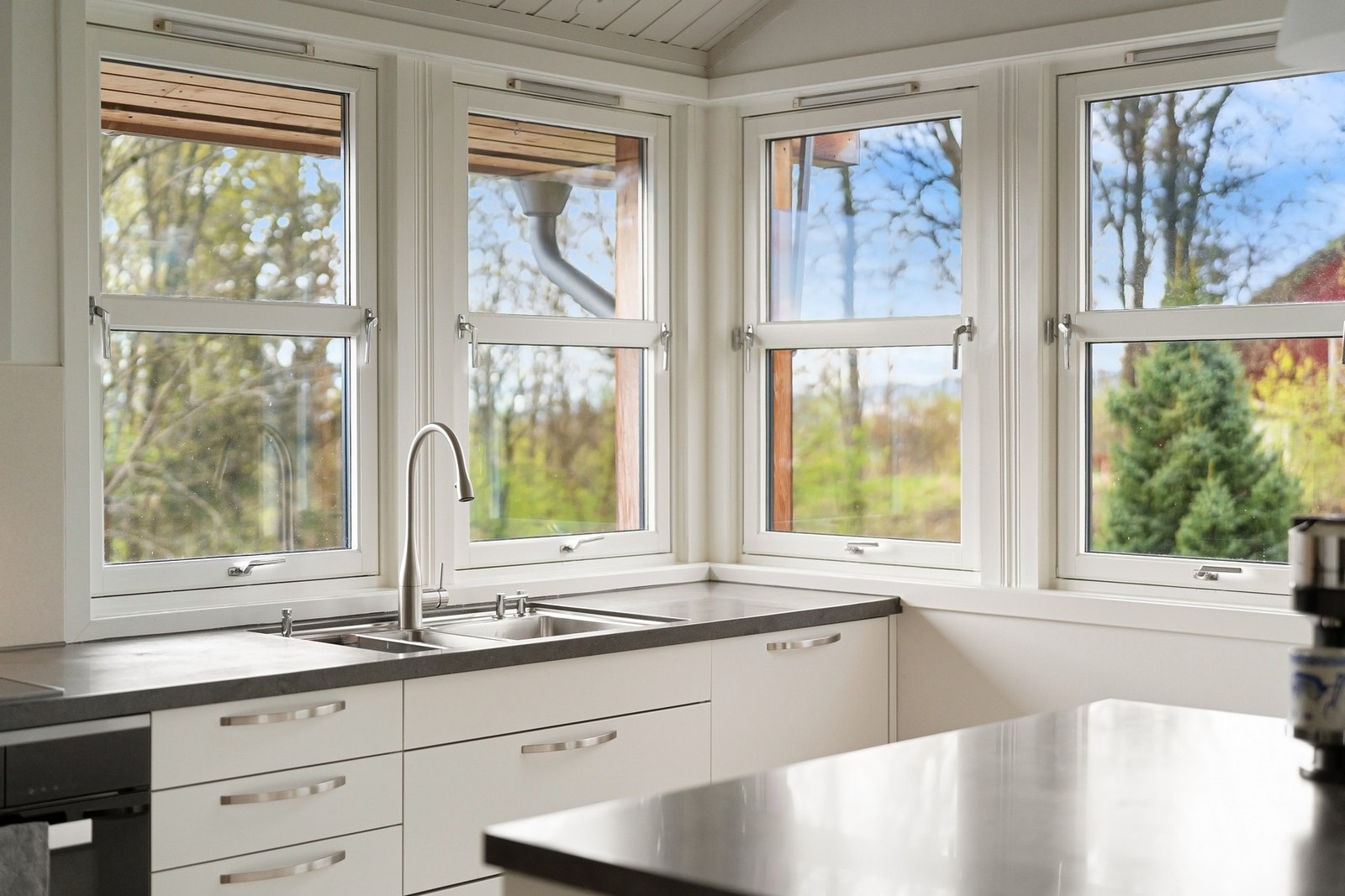 Integrerte hvitevarer fra Miele som platetopp, kombinert stekeovn og mikrobølgeovn, steke -/dampovn, oppvaskmaskin samt kjøleskap. Galleribilde