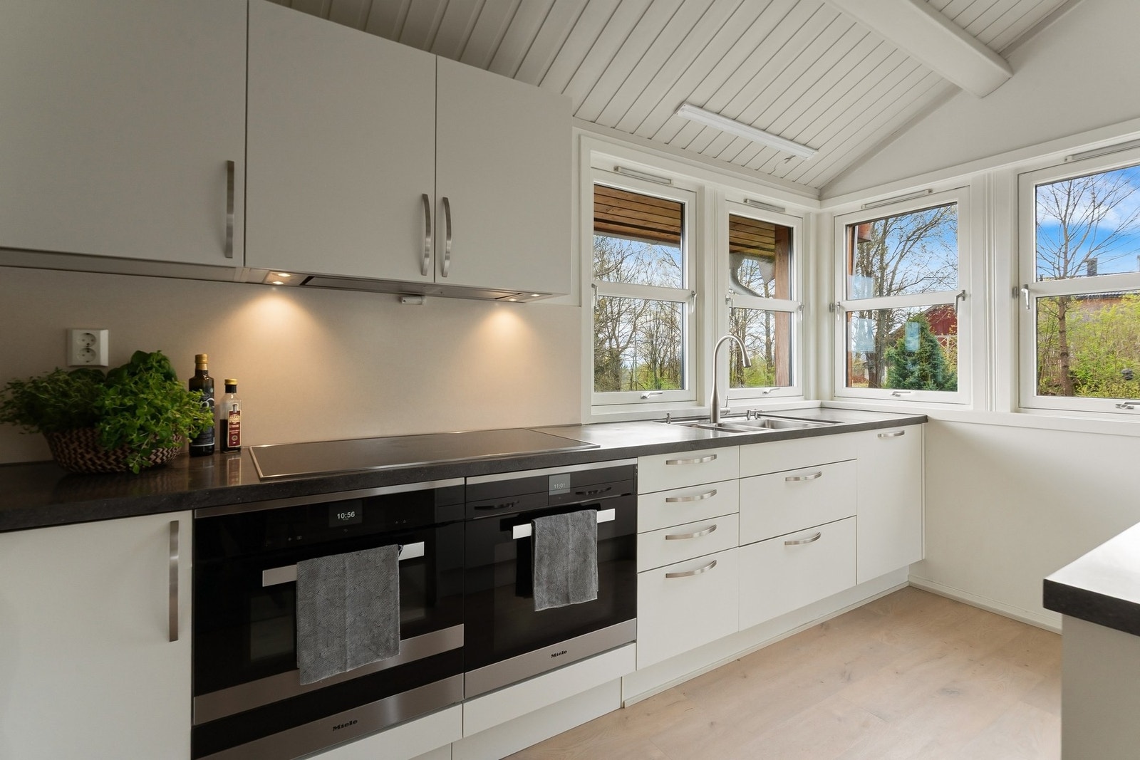 Kjøkkenet er fra 2016 med slette fronter og benkeplate i Corian. Galleribilde