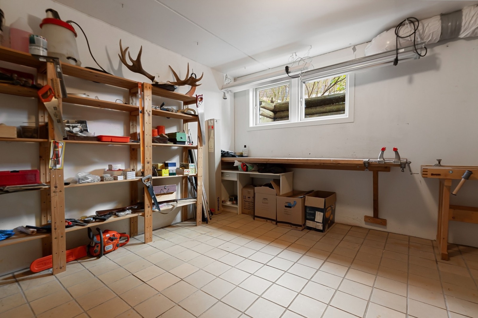 Hobbyrom med god oppbevaringsplass og arbeidsbenk. Galleribilde