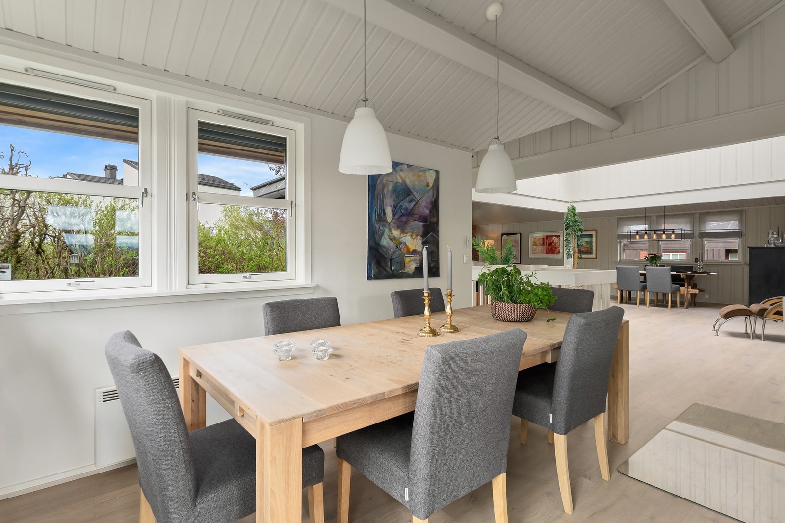 På kjøkkenet er det god plass til spisegruppe. Galleribilde