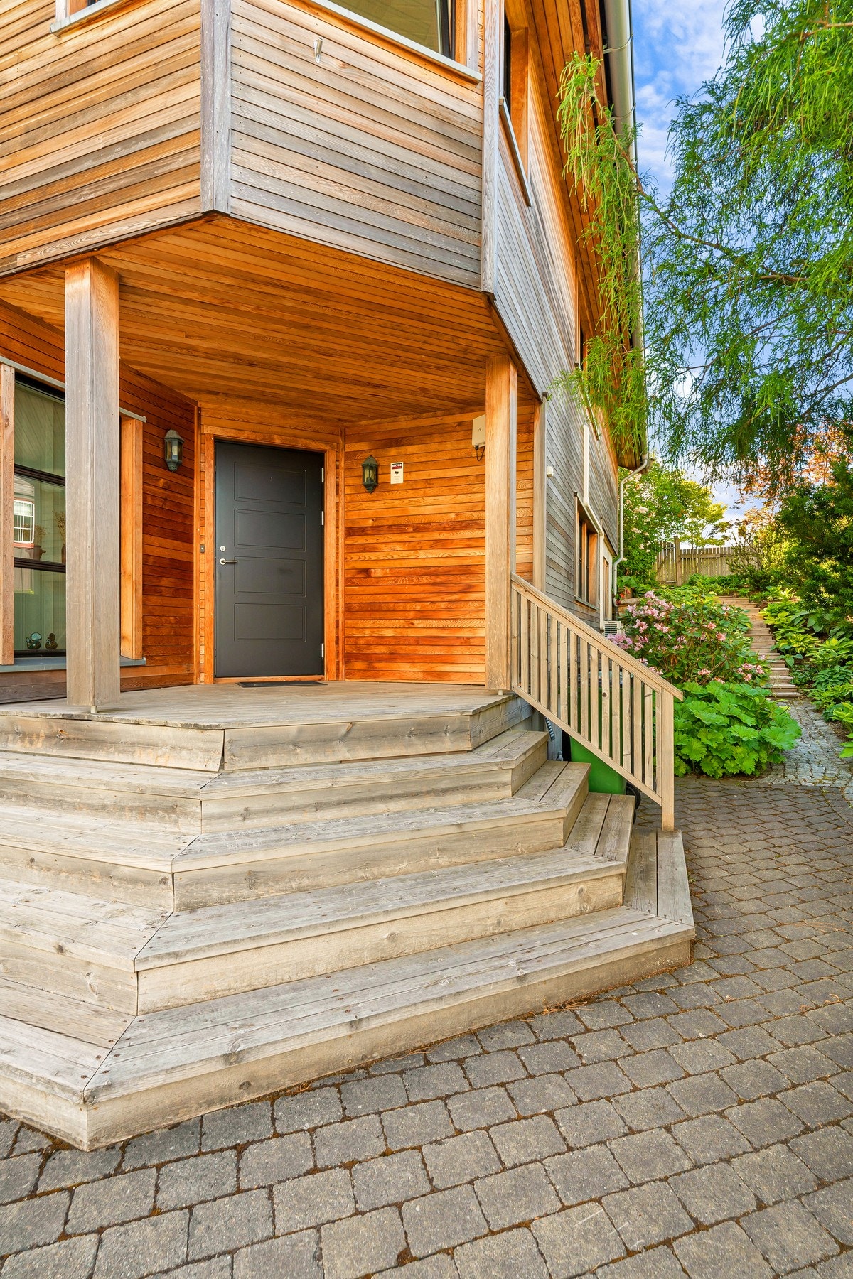 Innbydende inngangsparti med overbygd trapp. Galleribilde