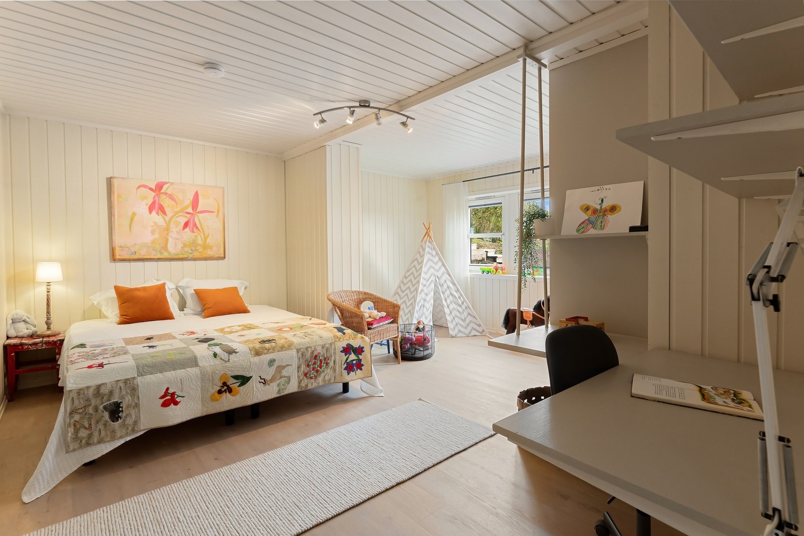 Soverom 2 har plass til både seng, skrivebord og lekesone. Galleribilde