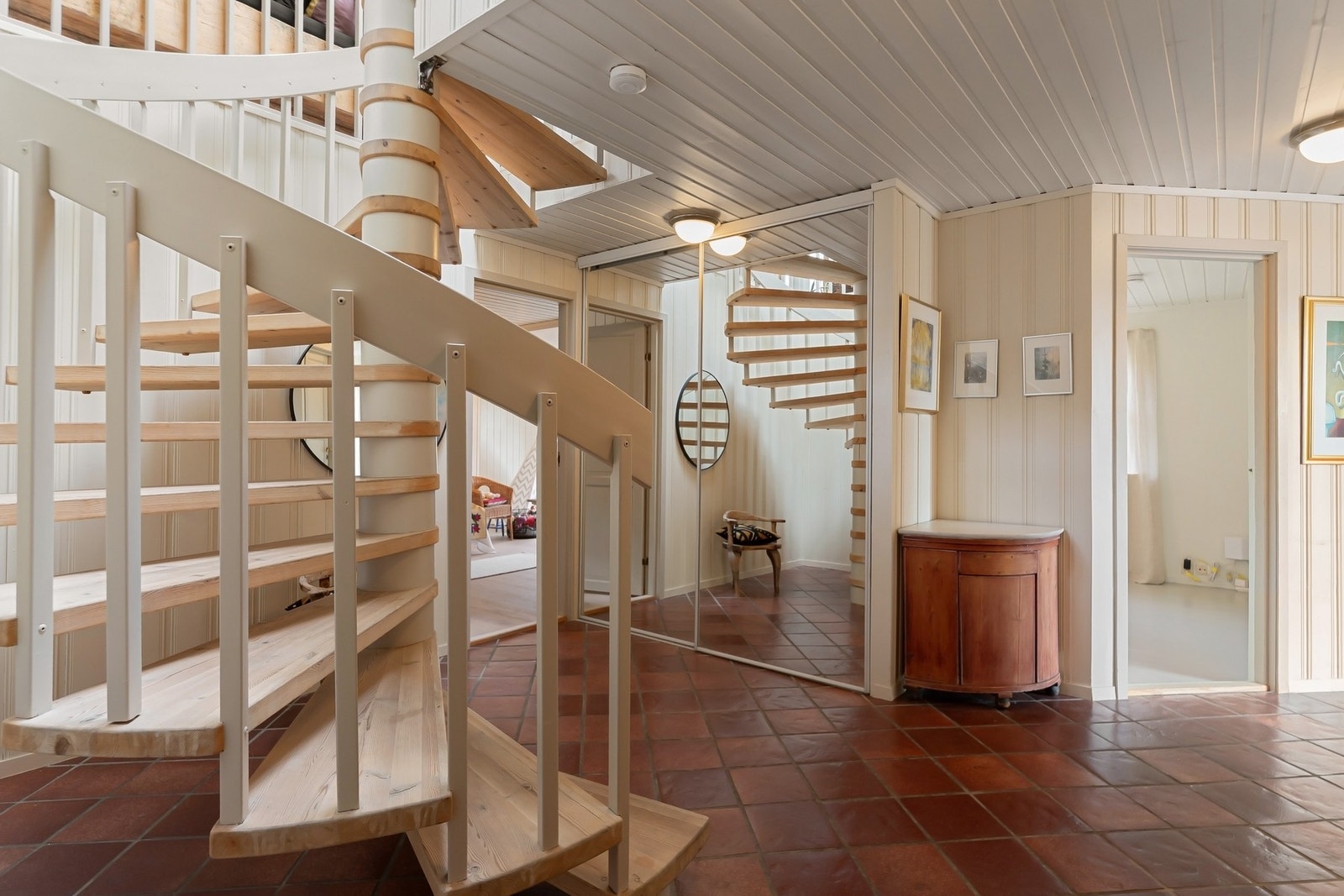 Spiraltrapp ned til boligens underetasje. Galleribilde